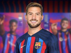 رسمياً.. برشلونة يودع إنييغو مارتينيز قبل انضمامه للنصر