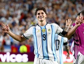 أرسنال يضغط لحسم صفقة ألفاريز من أتلتيكو مدريد