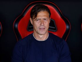 إشبيلية يقيل مدربه ألميدا بعد اقترابه من شبح الهبوط