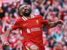 شاهد.. نونيز يثير استياء محمد صلاح ويركض بغرابة خلف "الملك المصري"