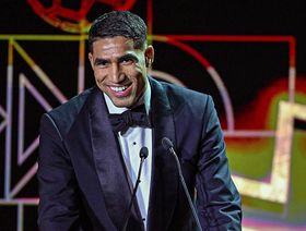 شاهد.. الركراكي يلتقي أشرف حكيمي ويتحدث عن دموعه وعودته بكأس أمم إفريقيا