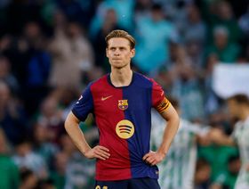 سبب غريب وراء توقف مفاوضات برشلونة مع دي يونغ