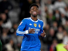 زلزال في ريال مدريد: فينيسيوس يربط تجديد عقده بتشابي ألونسو