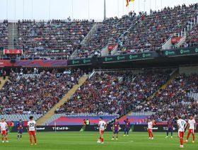 رابطة الدوري الإسباني تقاضي لاعبين احتجوا على مباراة ميامي بين برشلونة وفياريال