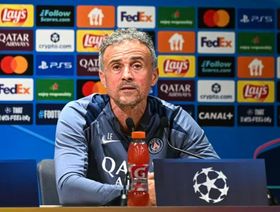 إنريكي مدرب سان جيرمان "يراوغ" تشيلسي في المؤتمر الصحفي