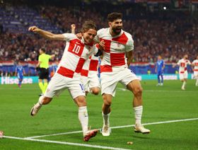 هل ينفذ ريال مدريد نصيحة لوكا مودريتش ويضمّ مدافع مانشستر سيتي؟