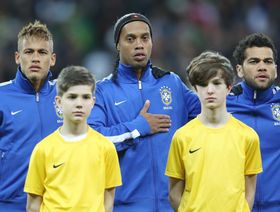 رغم إقصائه.. رونالدينيو يعوّل على نيمار لمساعدة البرازيل في استعادة كأس العالم