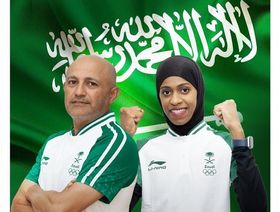 دنيا والدهامي يحملان علم السعودية في حفل افتتاح أولمبياد باريس