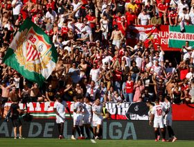 صحيفة كتالونية تُشكّك في صحة هدفي إشبيلية ضد برشلونة