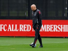 عطل في الطائرة يلغي مؤتمر سلوت قبل مباراة ليفربول وفرانكفورت