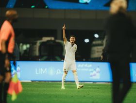 النصر يتقدّم على الخليج في الشوط الأول بهدف عبد الله الحمدان