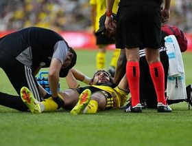 غادر الملعب باكياً.. وسام أبو علي يتعرَّض لإصابة "غير مطمئنة"
