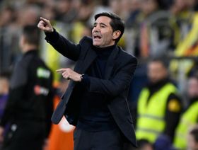 مدرب فياريال يهاجم التحكيم: التدخل ضد لامين يامال استحق بطاقة برتقالية