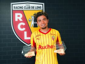 المغربي نائل العيناوي يودّع لاعبي لانس قبل انتقاله إلى روما