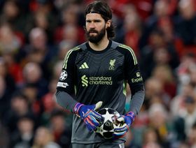 بعد صلاح وروبرتسون .. أليسون بيكر يقترب من ترك ليفربول والعودة للدوري الإيطالي