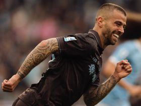 شاهد.. نابولي يعبر لاتسيو بثنائية ويشدد الخناق على ميلان