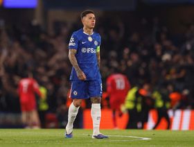 هل يجرّد تشيلسي إنزو فرنانديز من شارة القيادة بعد تصريحاته الجدلية؟