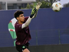 القفاز الذهبي بلعروش.. أنقذ 5 ركلات وأهدى المغرب لقباً غالياً
