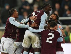 شاهد.. أستون فيلا يواصل مطاردة سيتي وتشيلسي يزيح ليفربول من المربع الذهبي