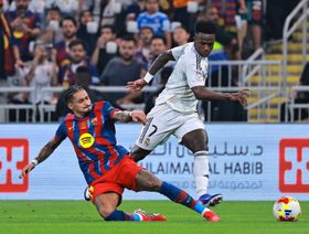 شاهد.. 4 أهداف في شوط مثير ومتقلب بين برشلونة وريال مدريد