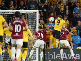 ولفرهامبتون يرفض عرضاً جديداً من نيوكاسل لضم بديل إيزاك