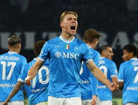 ثنائية هويلوند تعيد نابولي لصدارة الدوري الإيطالي بالفوز على يوفنتوس