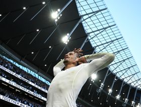 يا للعار.. جمهور توتنهام يصبّ غضبه على تشافي سيمونز رغم مساهمته في هدفين