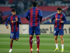"أزمة جديدة".. برشلونة يواجه خطر عدم تسجيل 9 لاعبين أساسيين