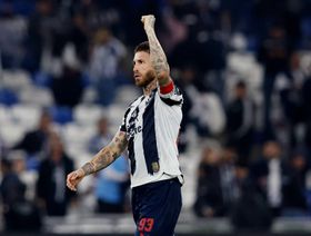 سيرخيو راموس يحاول إنقاذ إشبيلية من أرض الملعب