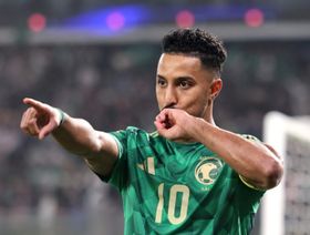 سالم الدوسري يطارد مجداً جديداً في تاريخ كرة القدم السعودية