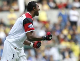 الحارس الذي أطعم جثة شريكته للكلاب يعود في كأس البرازيل