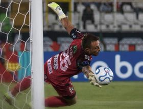 حدث تاريخي في تشيلي.. حارس يتصدى لركلة جزاء 3 مرات متتالية