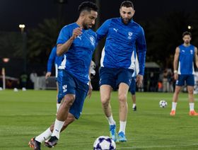 بنزيما والدوسري يقودان هجوم الهلال أمام ضمك