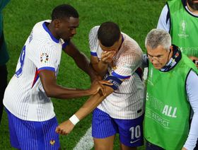 كيليان مبابي يتعرض لإصابة بكسر في الأنف خلال مباراة النمسا