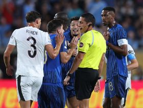 شاهد.. هدف مثير للجدل يُشعل غضب لاعبي الهلال أمام مانشستر سيتي