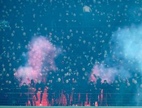 ألتراس ميلان يتحايل على قرار حظر اللافتات بأضواء الهواتف