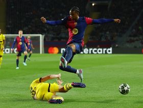 برشلونة يستعيد مدافعه صاحب الـ10 تمريرات حاسمة أمام سان جيرمان