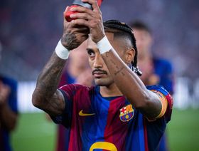 طائرة رافينيا تهبط في برشلونة قبل "الفحص الحاسم"