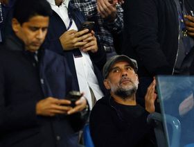 شاهد.. غوارديولا يدعم مانشستر سيتي أمام سان جيرمان من المدرج