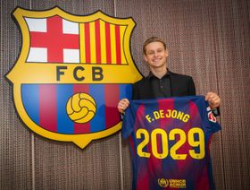 فرينكي دي يونغ يتهم مسؤولين في برشلونة بمحاولة بيعه لكسب المال