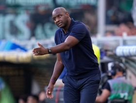 جنوى متذيل الدوري الإيطالي يعلن إقالة المدرب باتريك فييرا