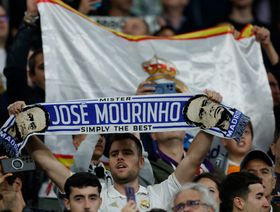 جمهور ريال مدريد يهتف ضد تيباس ويرسم كلمة "نيغريرا" بلوني برشلونة