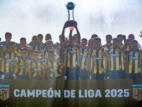 جدل بالدوري الأرجنتيني.. ممر شرفي معكوس لأنخيل دي ماريا وعقوبة لفيرون