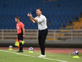 يايسله يرد بقوة ويُدافع عن خياراته بعد فوز الأهلي على الحزم