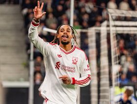 شاهد.. هاتريك باركولا يقود ليفربول لاكتساح لاسك بسداسية في دوري الأبطال