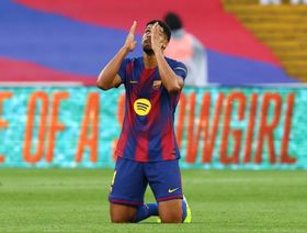 كيف رد "مهاجم برشلونة" رونالد أراوخو على طلب فليك بتغيير مركزه؟