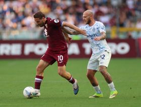 إنتر يتعثر في تورينو على أمل حسم لقب الدوري الإيطالي أمام بارما