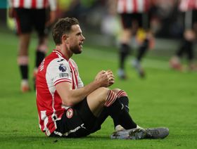 هندرسون يحتفل على طريقة زميله الراحل جوتا بعد تسجيل هدف لبرينتفورد