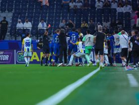 شاهد.. إثارة في مباراة الهلال والغرافة بسبب طردين واشتباكات
