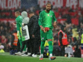 سانشيز حارس تشيلسي يكتب تاريخاً سلبياً بعد طرده أمام يونايتد